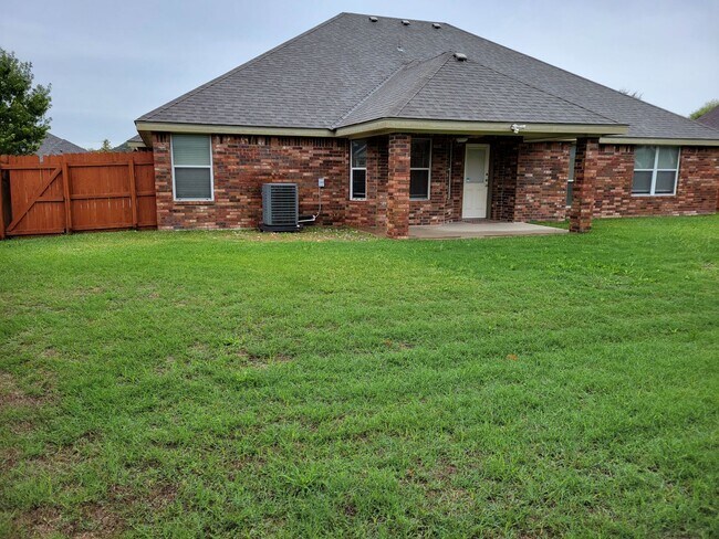 Building Photo - 2501 Leatherwood Dr