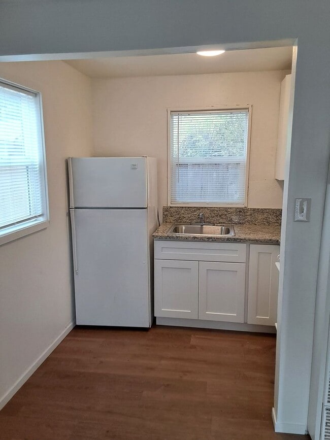 Building Photo - House plus studio!