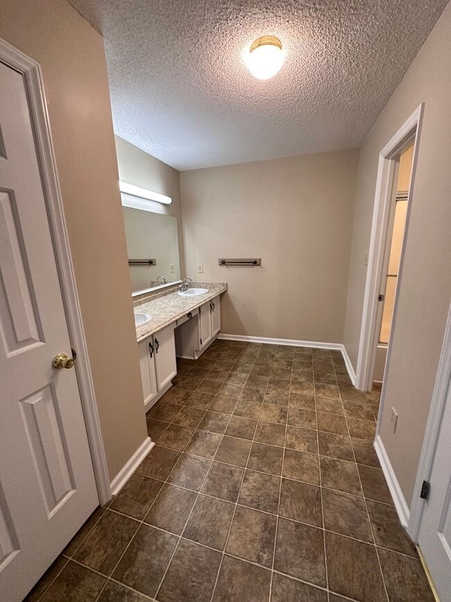 Building Photo - Exclusively Offered By Muse Realty Rentals...
