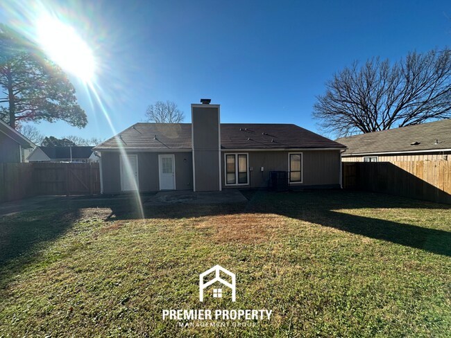 Building Photo - Charming 3 Bedroom Home for Rent in Memphis | High Ceilings, Fireplace & Fenced Yard