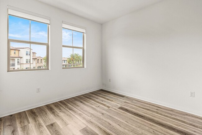 Building Photo - Highly upgraded 3 Bed 3 Bath Townhome with Resort Style Amenities