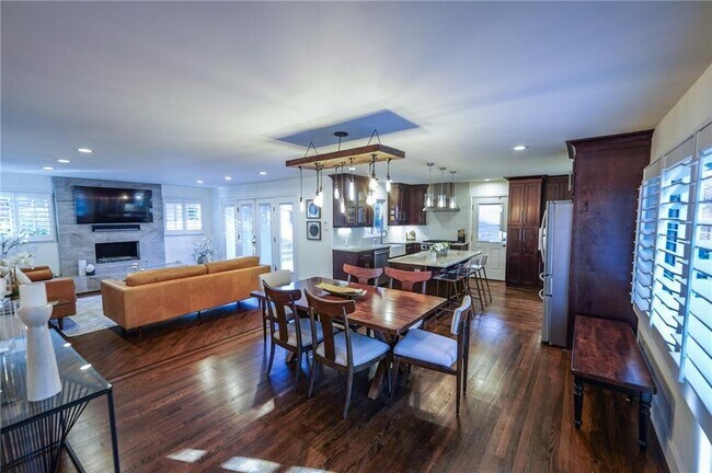 Building Photo - 3844 Longview Dr