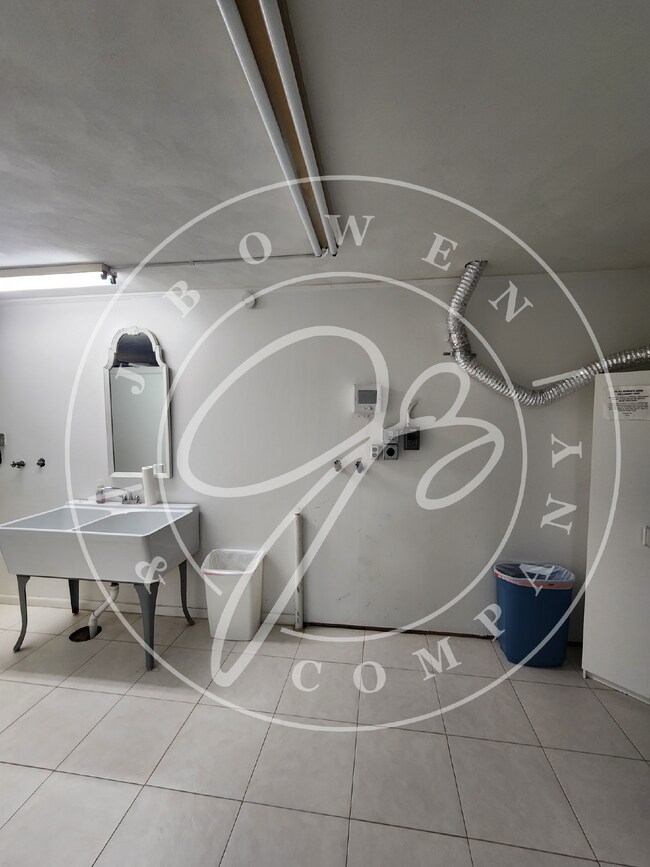 Building Photo - 2 bed 2 bath first floor apartment- Ottawa...