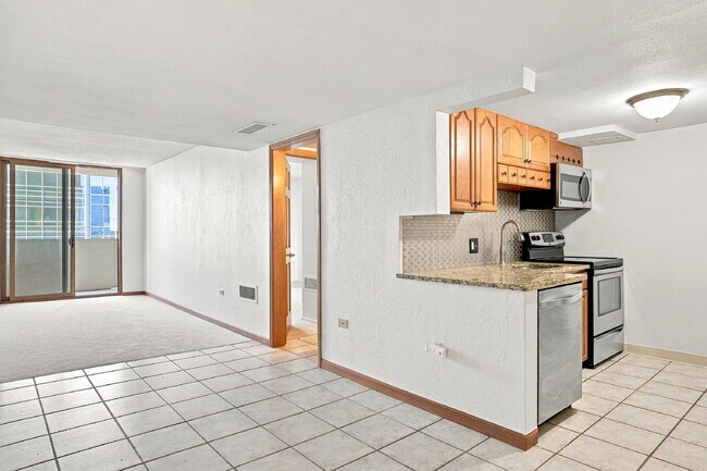 Building Photo - $1,395.95 - 1 Bed, 1 Bath Condo in Downtown Denver with Central AC, and Building amenities.