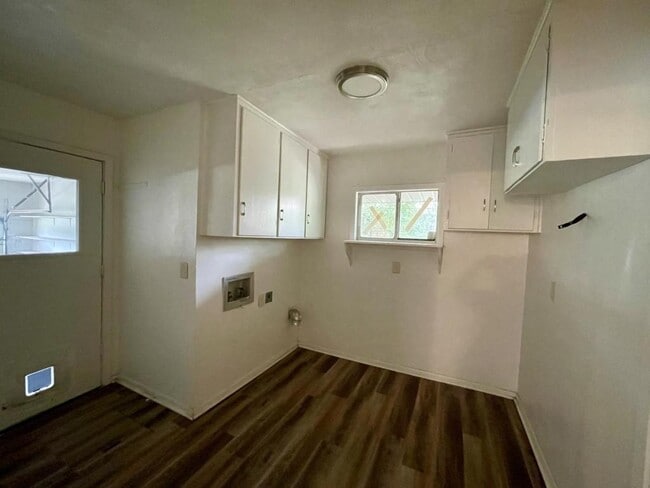 Building Photo - 1205 College Oaks Dr