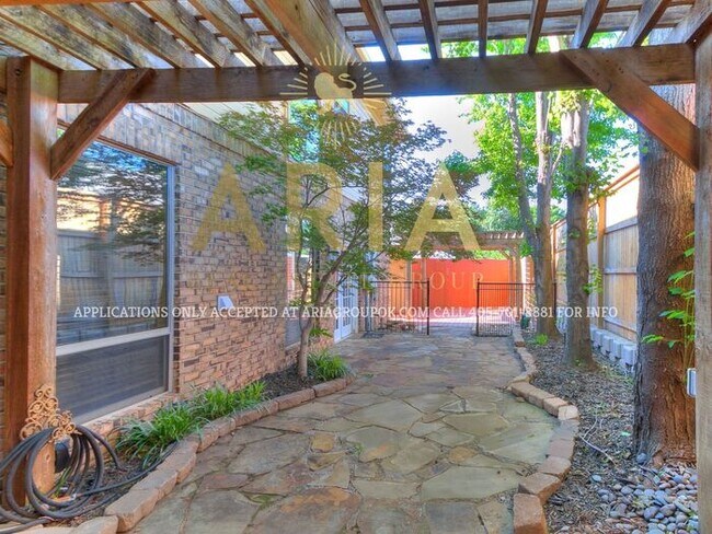 Building Photo - STUNNING 3 BED/2.5 BATH BROOKHAVEN DUPLEX!...