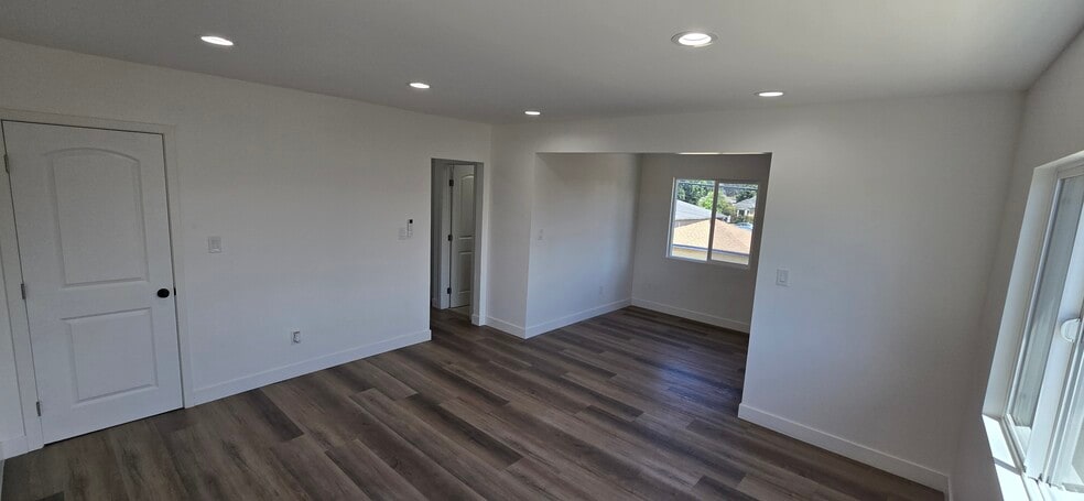 Building Photo - 833 E 92nd St