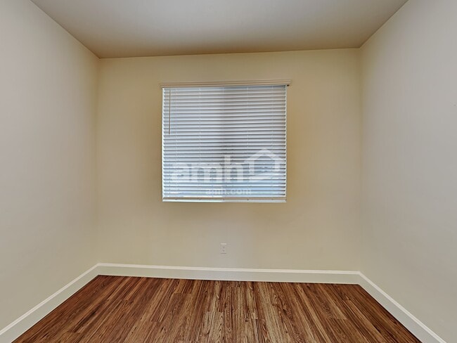 Building Photo - 981 N Barkvine Ave