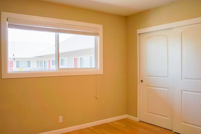 Building Photo - Top-Floor 2-Bedroom with Bamboo Flooring + Off-Street Parking!