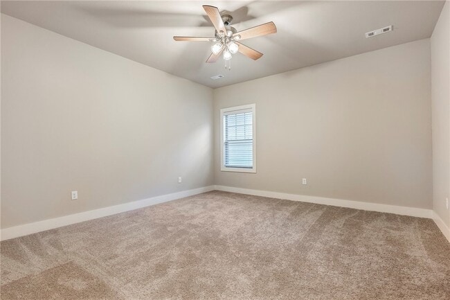 Building Photo - 815 NE Hts Ln
