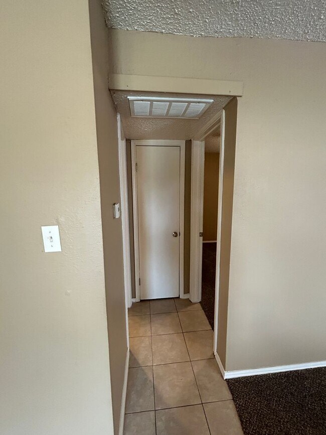 Building Photo - 6202 1/2 NW Elm Ave.