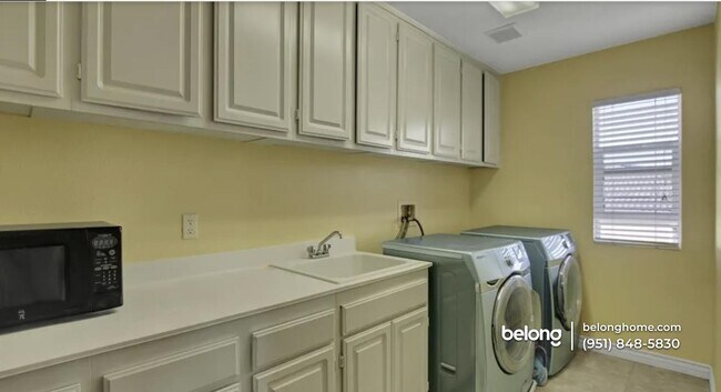 Building Photo - 28560 Sunridge Ct