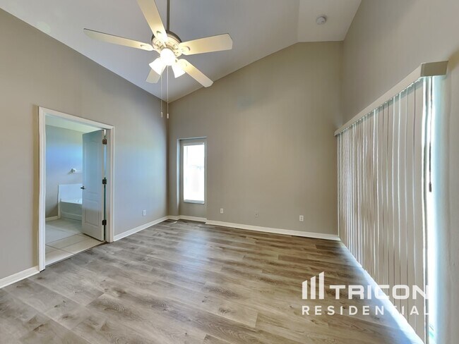 Building Photo - 31136 Whinsenton Dr