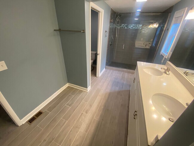 Building Photo - 4 Bedroom - Upper Arlington