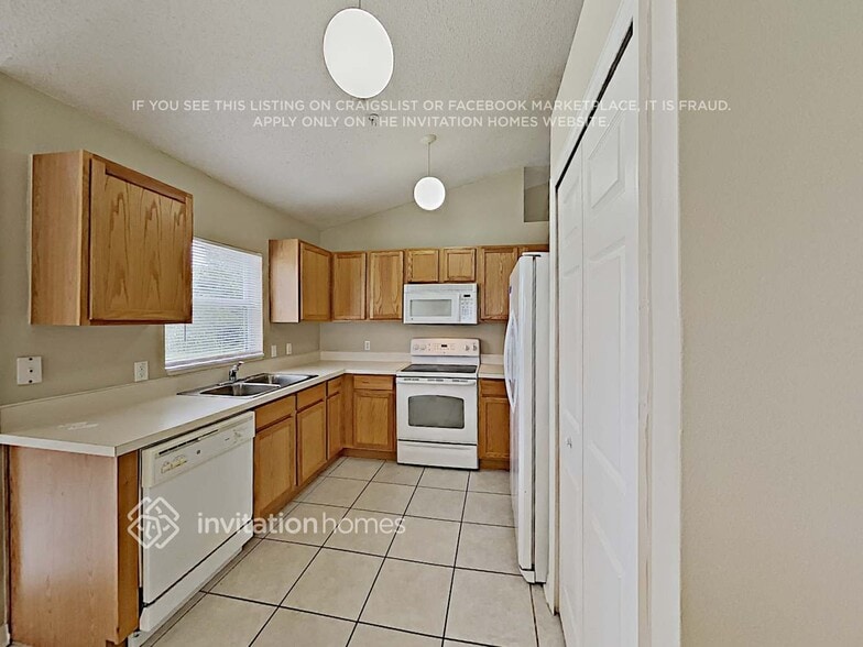 Building Photo - 2626 Needle Palm Dr