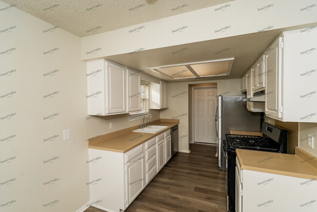 Building Photo - 13681 S Poplar St