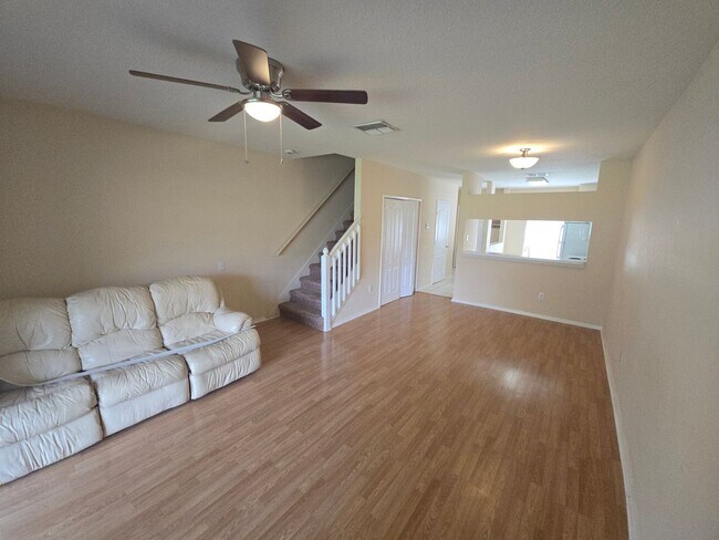 Building Photo - 2-Bedroom, 2.5-Bathroom Townhouse in Zephyrhills