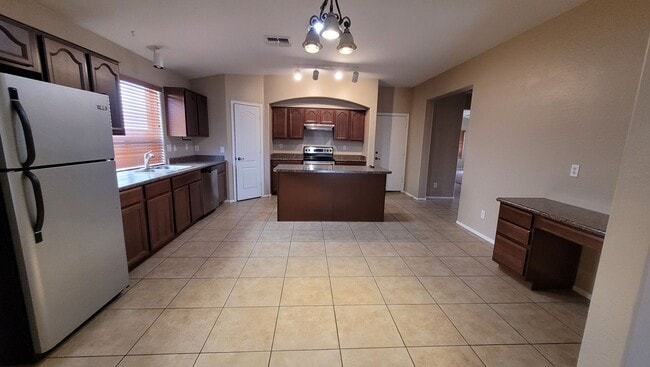 Building Photo - Great Home 3bd plus a Den!