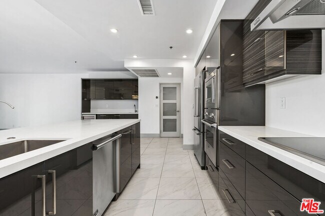 Building Photo - 10660 Wilshire Blvd