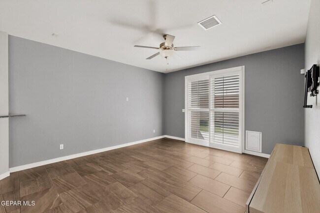 Building Photo - 320 S Manzanita Dr