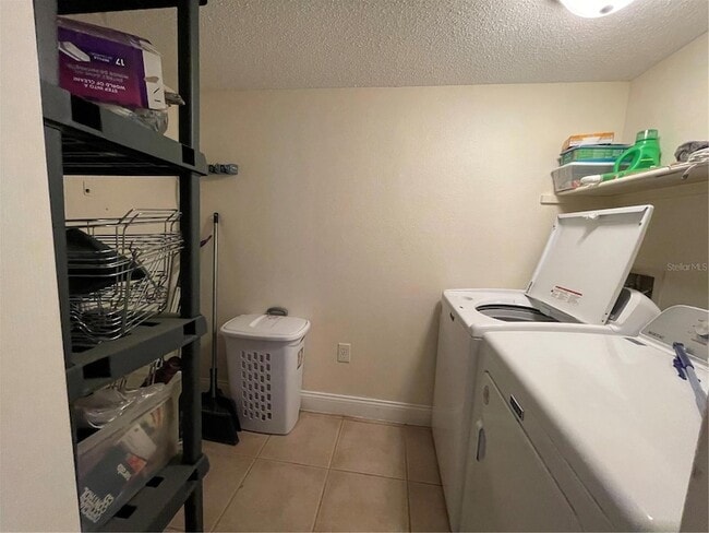 Building Photo - 9481 Highland Oak Dr