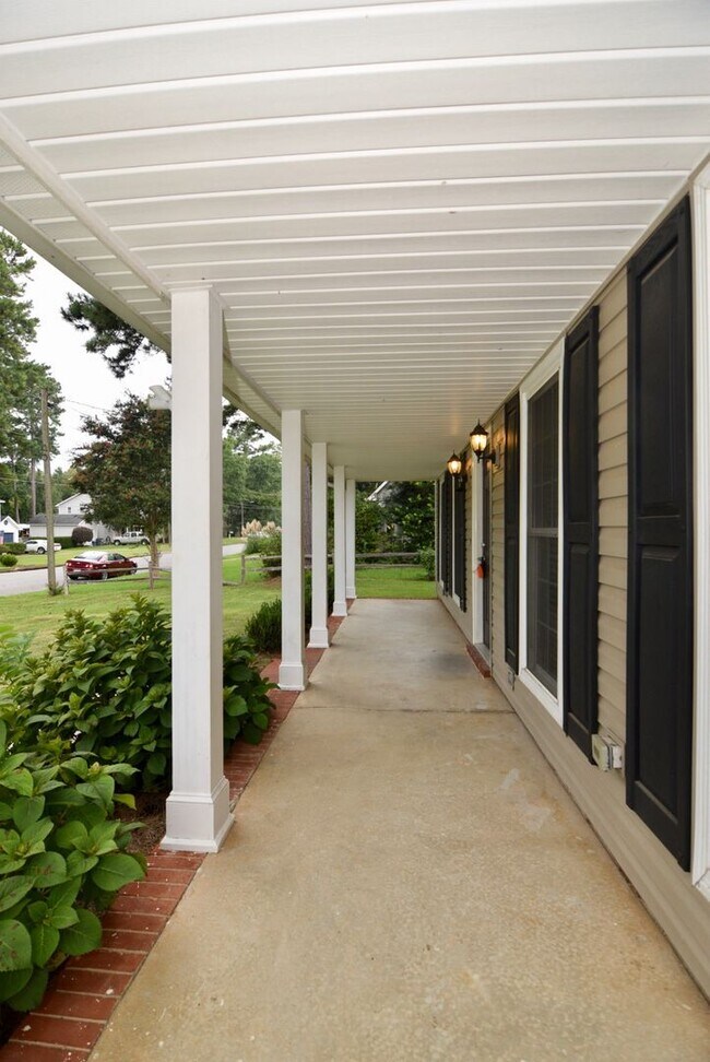Building Photo - 490 Pheasant Run Dr