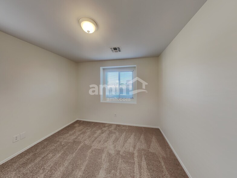 Building Photo - 2865 S Hansen Dr