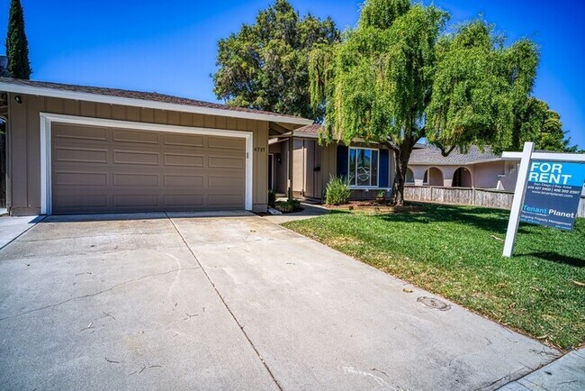 Building Photo - AVAILABLE NOW - 3Bed/2Bath Home for rent i...