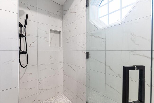 Building Photo - 200 W Paces Ferry Rd NW