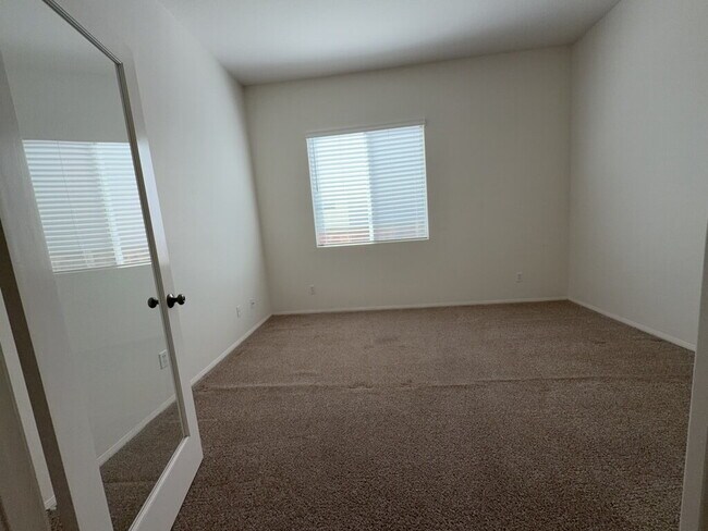 Building Photo - "Spacious  4-Bedroom Oasis in Riverside with 2 Full Baths and 2,470 Sq Ft of Comfort!" NO PETS AL...