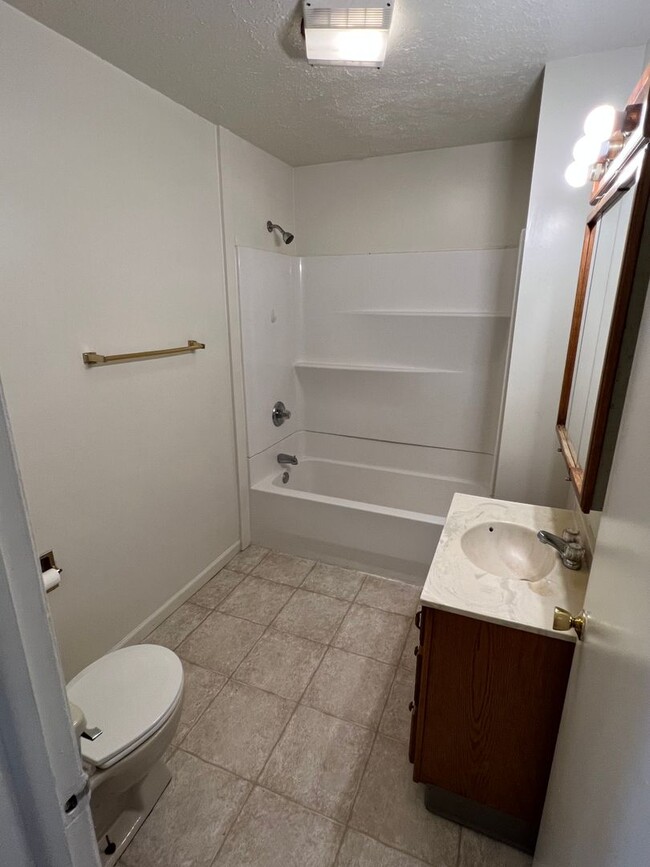 Building Photo - 2 Bedroom (Ellettsville) Available Septemb...