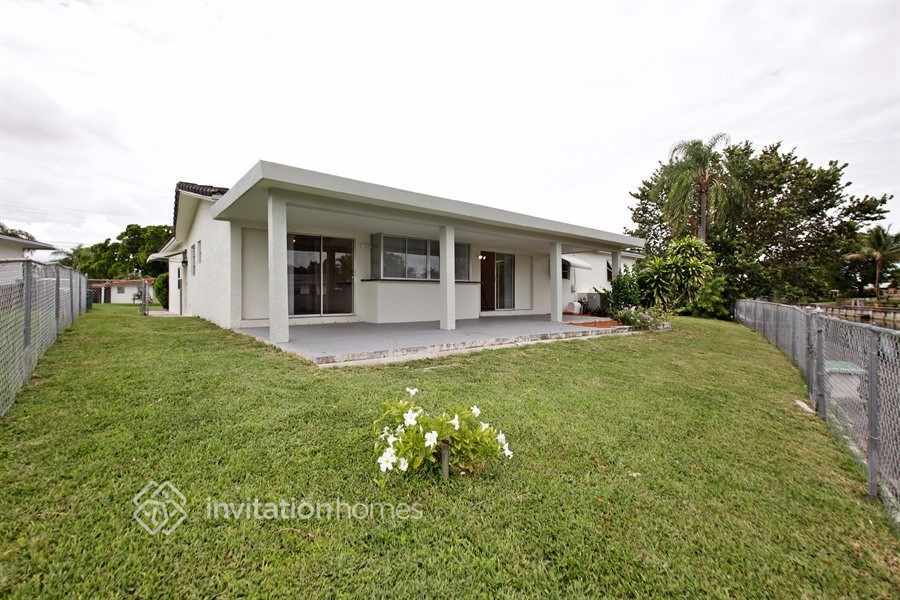 Building Photo - 1612 W River Dr