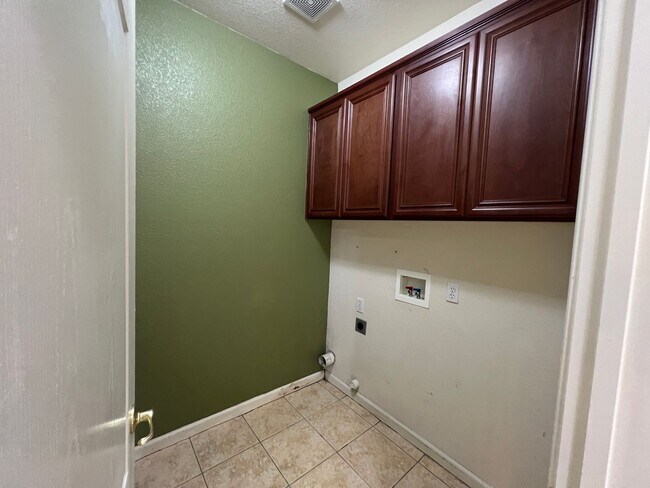 Building Photo - 4 bedrooms, an office and single-story home with a pool!!