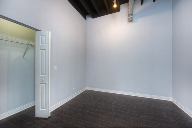 Building Photo - Spacious 4 Bed 3 Bath located in the North Center area