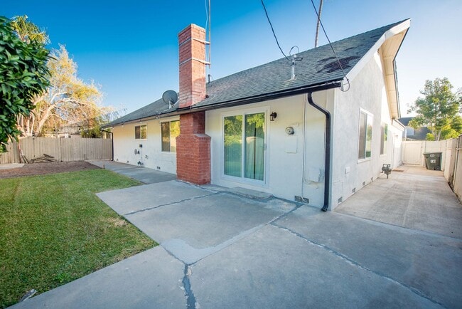 Building Photo - Newly Remodeled Single Family Home