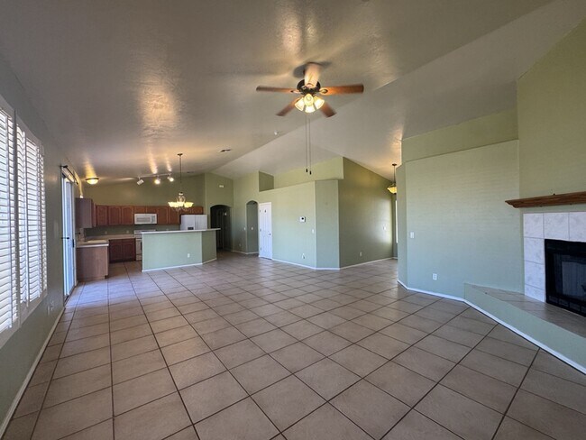 Building Photo - Beautiful 4 bedroom home in the neighborhood of Canyon De Flores!
