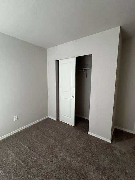 Building Photo - 371 NE Ridgepoint Blvd