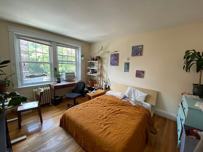 Building Photo - 77 Parkman St