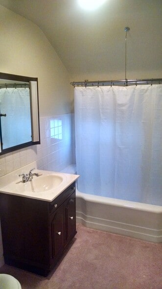 Full bath upstairs near bedrooms - 507 N Division Ave