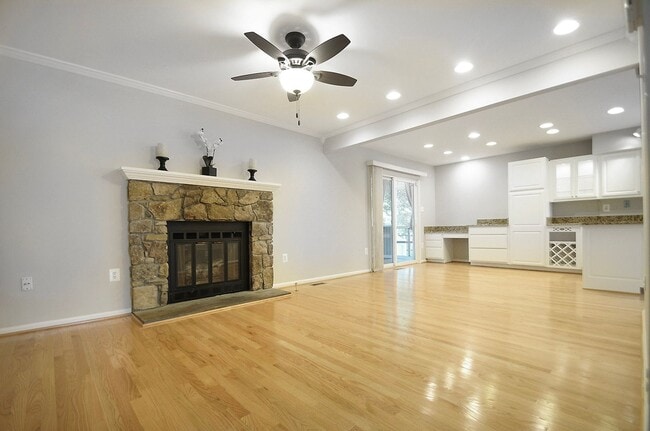 Building Photo - Classic 4 Bed 3.5 Single Family Home Sitti...