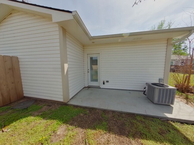 Building Photo - 1334 W Haskell St