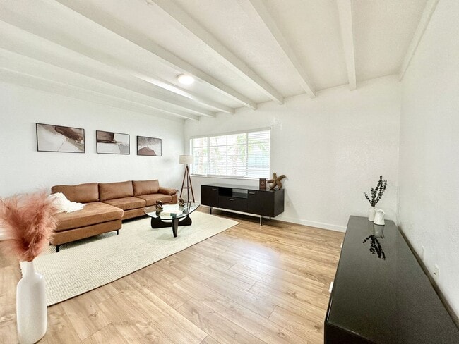 Building Photo - LARGE 1 BEDROOM FULLY FURNISHED IN WATERFR...