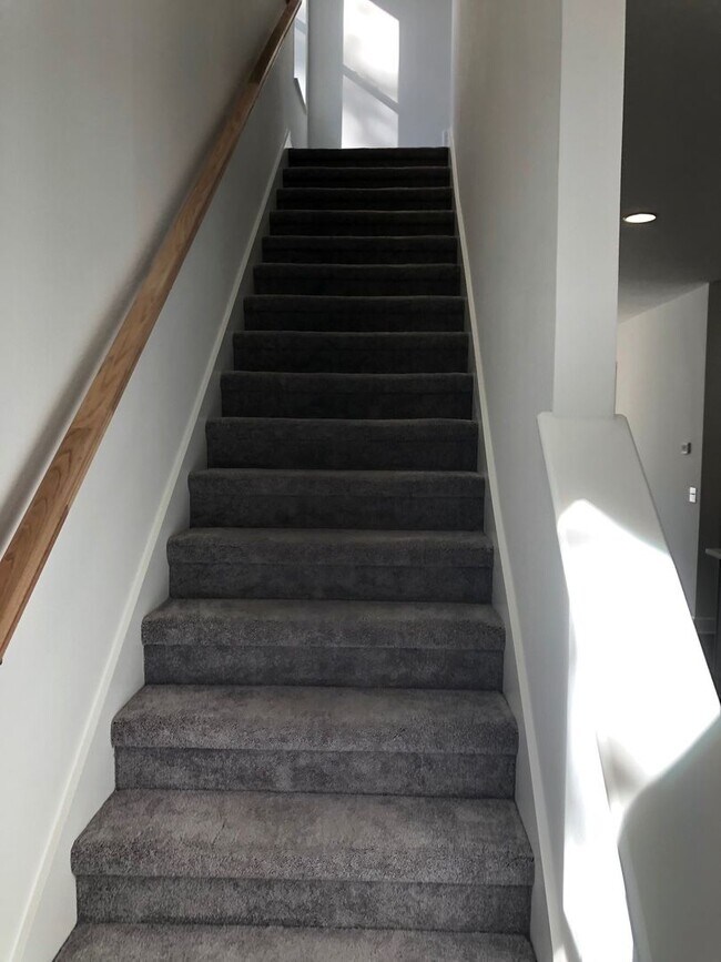 Building Photo - 310 E Ford St