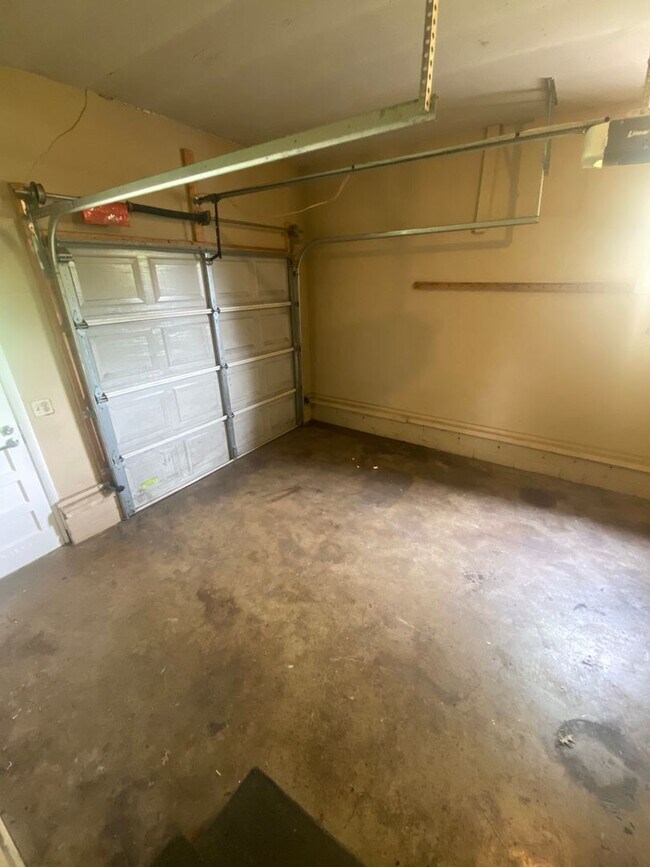 Building Photo - Charming 4 BR, 2 BA, Close to MTSU, 1 Car Garage, Large Carport