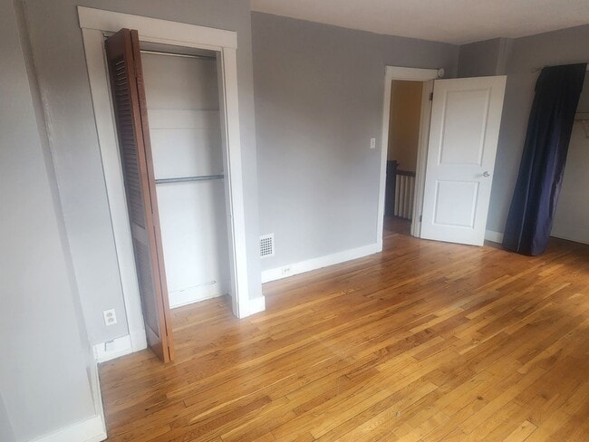 Building Photo - 2 Bedroom 1 bath updated Row Home