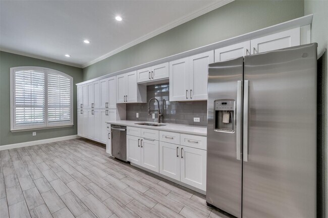 Building Photo - 4068 Winsor Dr