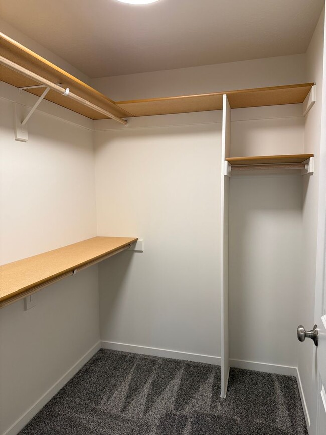 Building Photo - 2 bedroom/2.5 bathroom ranch townhome