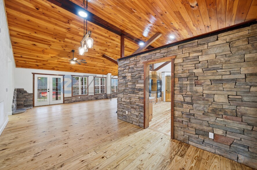 Building Photo - 72 Country Creek Rd