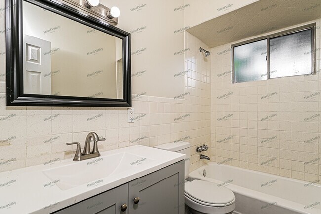 Building Photo - 585 Versailles Dr