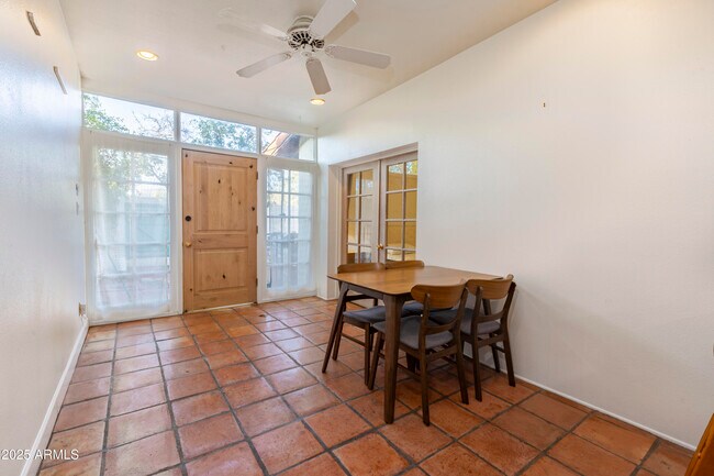 Building Photo - 922 W Mission Ln